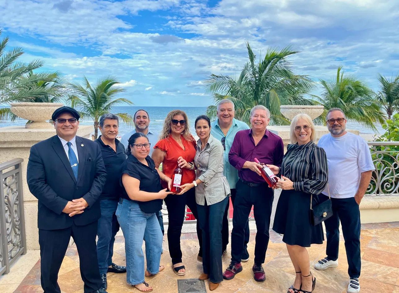 Grupo en la terraza frente a la playa