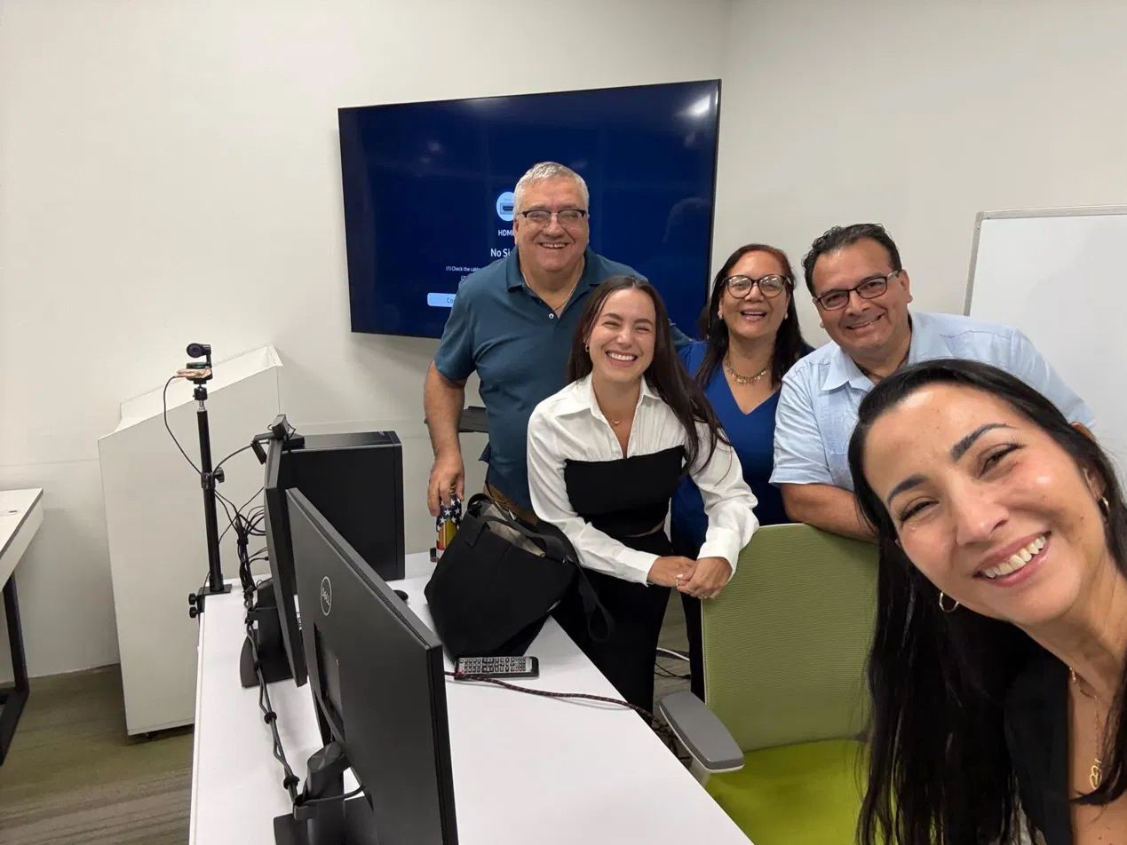 Equipo en sesión de trabajo